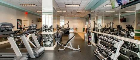 Ett gym med löpband, crosstrainers och styrketräningsmaskiner.