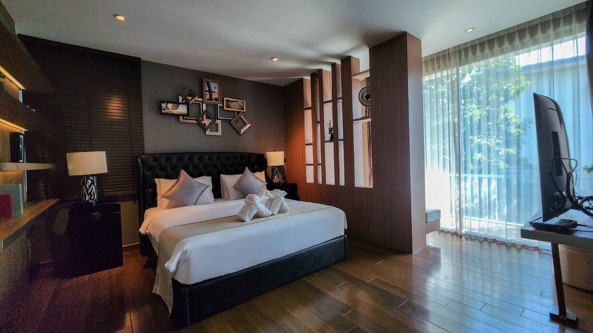 Vila premium, 3 quartos, aceita animais de estimação, vista para a piscina | Roupas de cama premium, cofres nos quartos, cortinas blackout