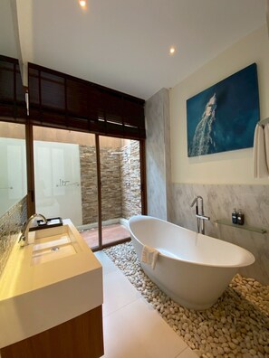 Premium villa, 3 slaapkamers, huisdieren toegestaan, uitzicht op zwembad | Badkamer | Gratis toiletartikelen, een haardroger, badjassen, handdoeken