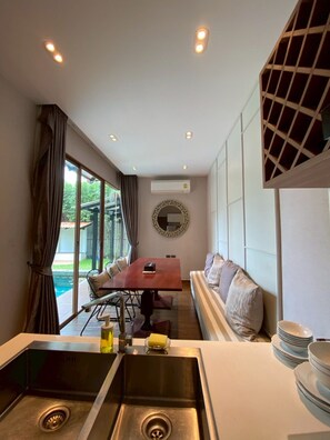 Villa Prestige, 3 chambres, animaux de compagnie acceptés, vue sur la piscine | Aire de séjour | Téléviseur à écran plat de 40 po avec télévision numérique, Netflix