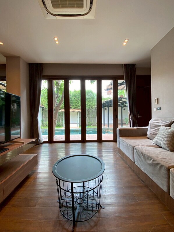 Villa Prestige, 3 chambres, animaux de compagnie acceptés, vue sur la piscine | Aire de séjour | Téléviseur à écran plat de 40 po avec télévision numérique, Netflix