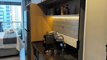 Geladeira, micro-ondas, cooktop, cafeteira/chaleira
