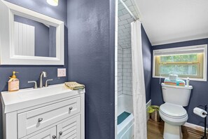 Douche, baignoire à remous, séchoir à cheveux, serviettes fournies