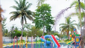 Ein Wasserpark mit Rutschen und einer Spielanlage.