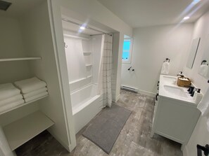 Toallas, jabón, shampoo, papel de baño 