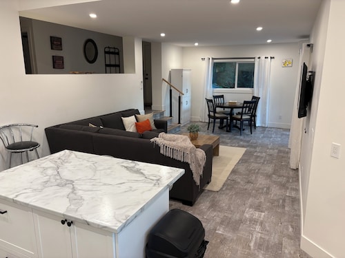 Okanagan Lake Retreat • Near Beach, Dock & Wineries • Stylish & Cozy