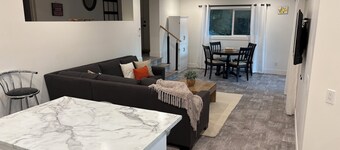 Okanagan Lake Retreat • Near Beach, Dock & Wineries • Stylish & Cozy