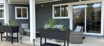 Okanagan Lake Retreat • Near Beach, Dock & Wineries • Stylish & Cozy