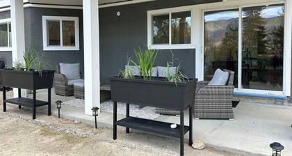Okanagan Lake Retreat • Near Beach, Dock & Wineries • Stylish & Cozy
