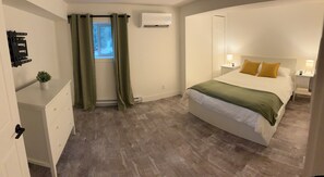 2 bedrooms, WiFi, bed sheets - Okanagan Lake Retreat • Near Beach, Dock & Wineries • Stylish & Cozy (Kelowna)