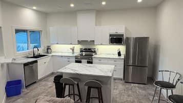 Een magnetron, een oven, een kookplaat, een vaatwasser