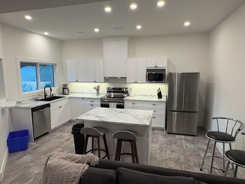 Okanagan Lake Retreat • Near Beach, Dock & Wineries • Stylish & Cozy