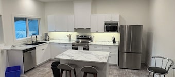 Okanagan Lake Retreat • Near Beach, Dock & Wineries • Stylish & Cozy