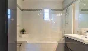 Dusche, Haartrockner, Handtücher, Seife