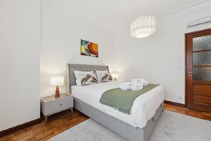 3 habitaciones, escritorio y tabla de planchar con plancha 