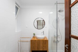 Douche, séchoir à cheveux, serviettes fournies
