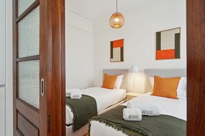 3 slaapkamers, een bureau, een strijkplank/strijkijzer, internet