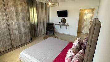 3 habitaciones, tabla de planchar con plancha y ropa de cama