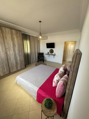 3 quartos, ferros/tábuas de passar roupa, roupa de cama