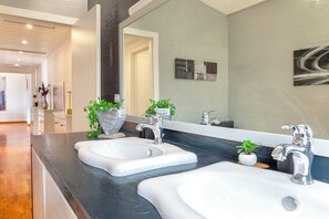 Douche, baignoire Ă jets, sĂšche-cheveux, bidet