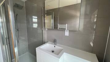 Regadera, toallas, jabón, papel de baño