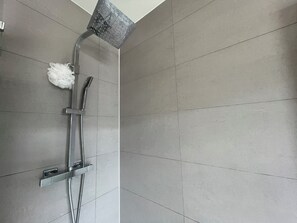 Ducha, artículos de higiene personal gratuitos, toallas y jabón