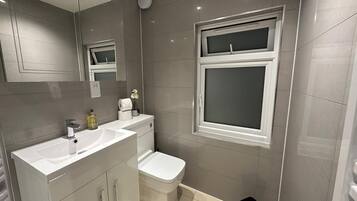 Regadera, toallas, jabón, papel de baño