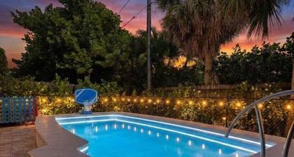 Movie Theater, Heated Pool, & Sauna - Luxe 4BR