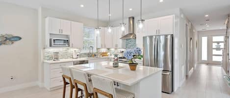 Refrigerador, microondas, horno, placa de cocina