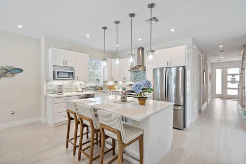 Movie Theater, Heated Pool, & Sauna - Luxe 4BR