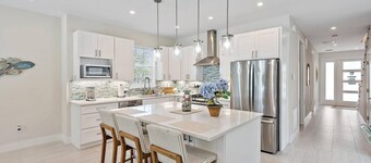 Movie Theater, Heated Pool, & Sauna - Luxe 4BR