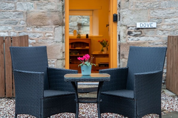A stone building with a sign reading "DOVE". - Dove Cottage - Central and Cosy (Hartington)