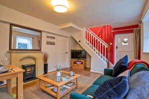 Smart-TV, Tischtennisplatte, Bücher