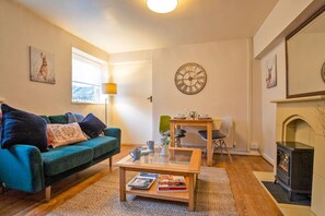 Smart-TV, Tischtennisplatte, Bücher