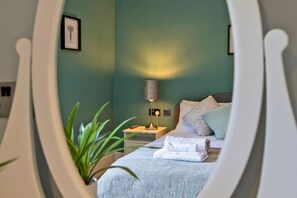 3 bedrooms, desk, iron/ironing board, travel cot