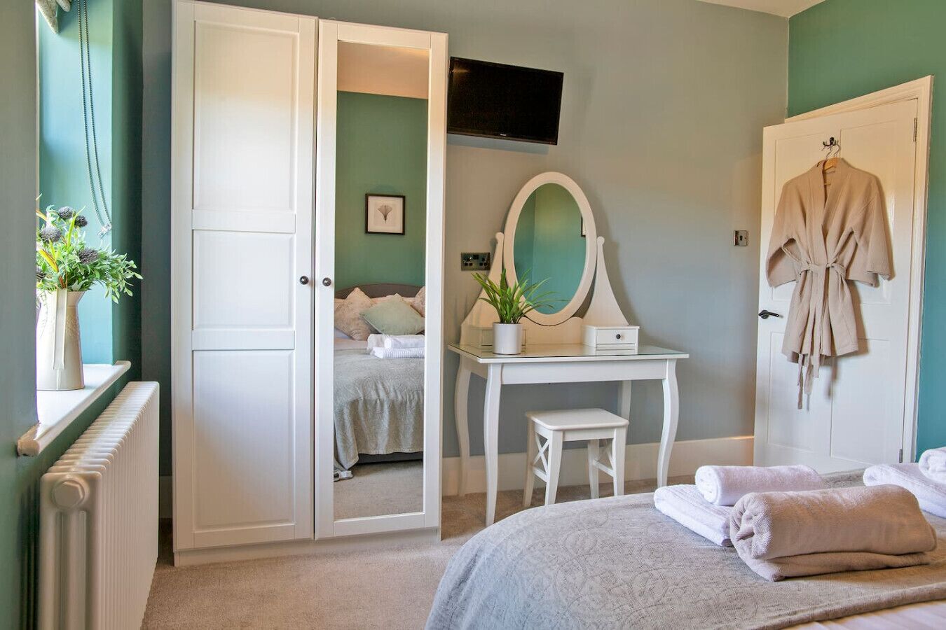 3 bedrooms, desk, iron/ironing board, travel cot