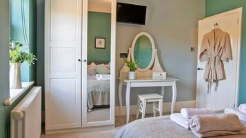 3 bedrooms, desk, iron/ironing board, travel cot