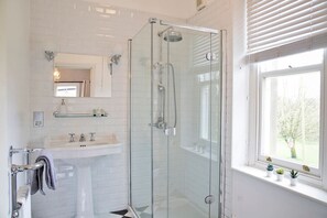 Hair dryer, towels - Fairview House - Celebration (Tideswell)