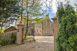 Exterior - Fairview House - Celebration (Tideswell)
