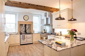 Fridge, microwave, oven, stovetop - Fairview House - Celebration (Tideswell)