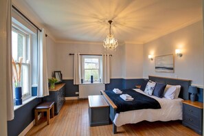 7 chambres, bureau, fer et planche à repasser, lit parapluie