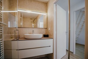 Articles de toilette écologiques, sÚche-cheveux, serviettes fournies
