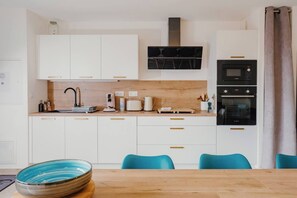 Fridge, microwave, oven, stovetop - Villa Sainte Philomène – Le Clos Saint Sidoine, à Puget-Ville. Entre collines et littoral varois, cette maison allie charme provençal et confort moderne. (Puget-Ville)