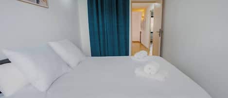 3 habitaciones, tabla de planchar con plancha y cuna de viaje