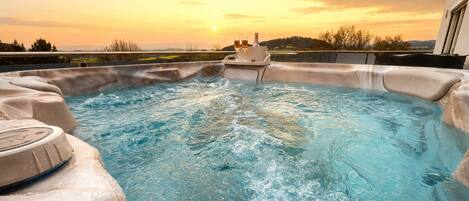 Outdoor spa tub