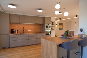 Een microgolfoven, een oven, een kookplaat, een vaatwasser