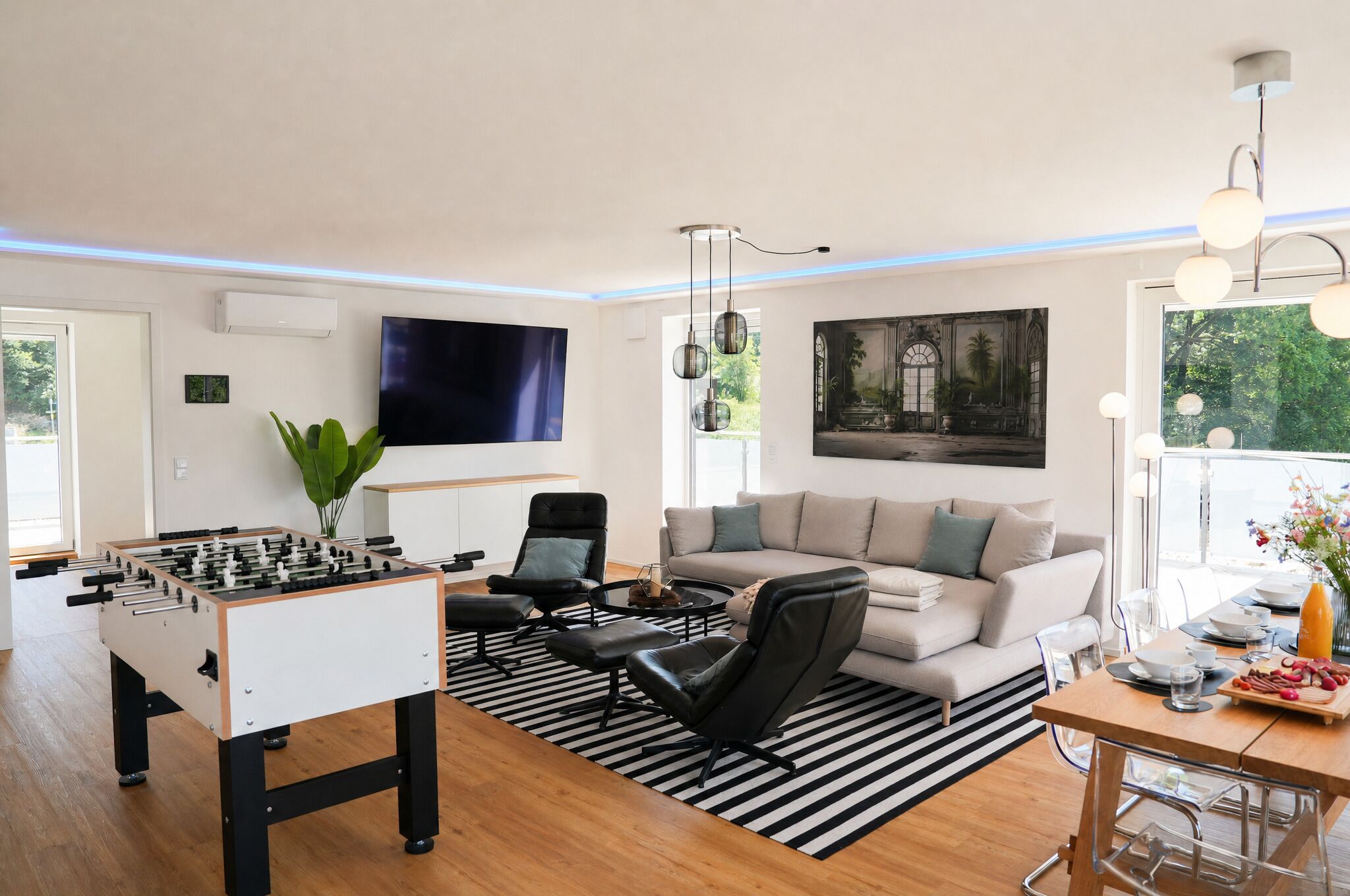 Smart-TV, Tischfußball, Bücher, Musikbibliothek
