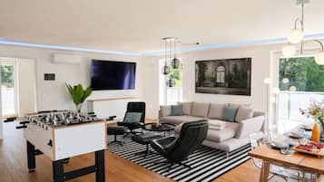 Smart-TV, Tischfußball, Bücher, Musikbibliothek