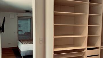 3 bedrooms, WiFi, bed sheets, wheelchair access