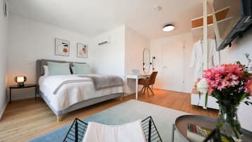 3 bedrooms, desk, iron/ironing board, free WiFi